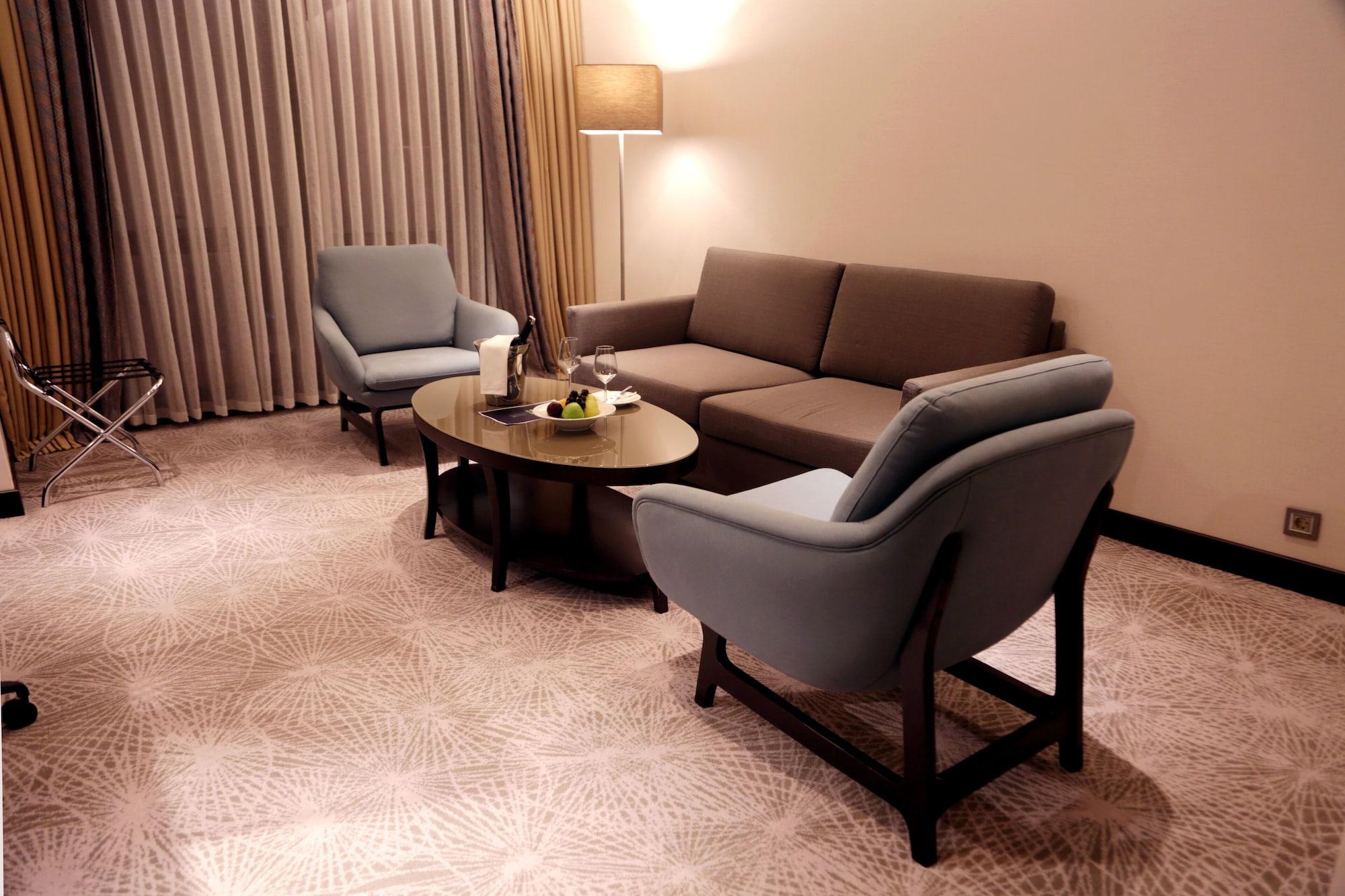 Doubletree By Hilton Istanbul Umraniye Hotel Exterior foto A living room in a hotel suite