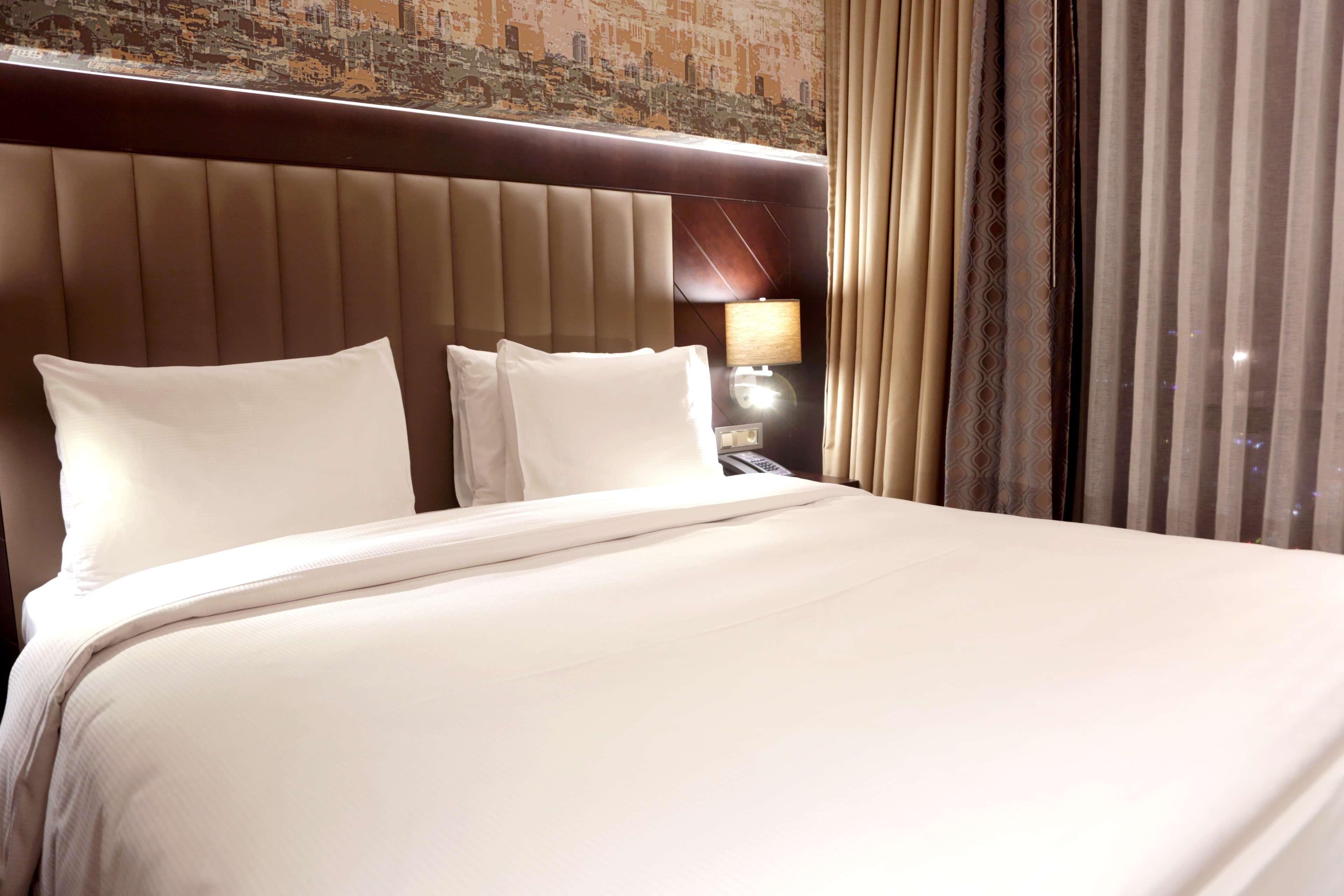 Doubletree By Hilton Istanbul Umraniye Hotel Exterior foto A bed