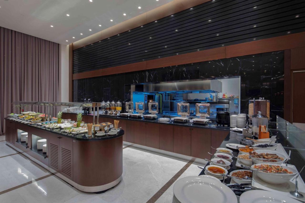 Doubletree By Hilton Istanbul Umraniye Hotel Exterior foto The buffet at the lounge
