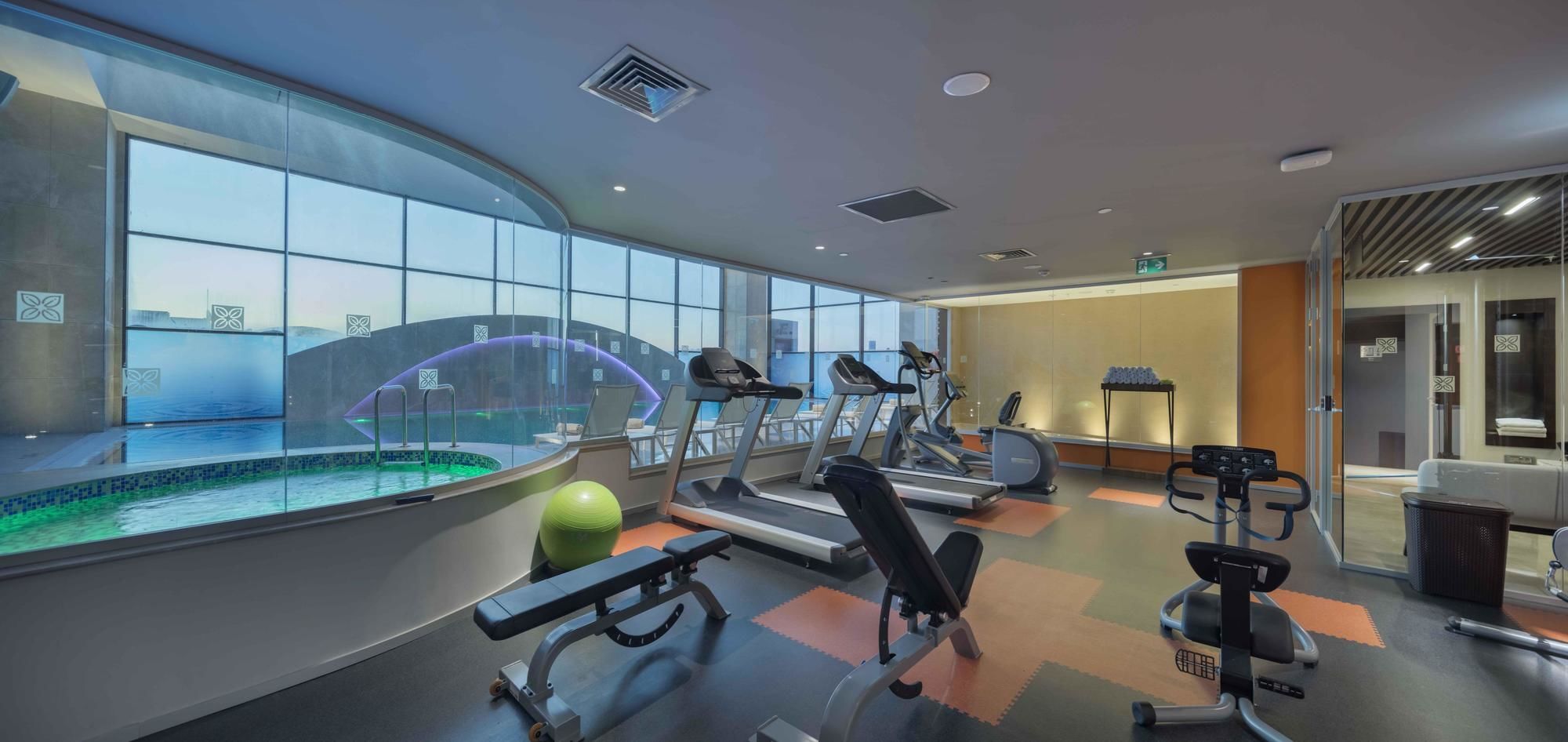 Doubletree By Hilton Istanbul Umraniye Hotel Exterior foto The gym at the hotel